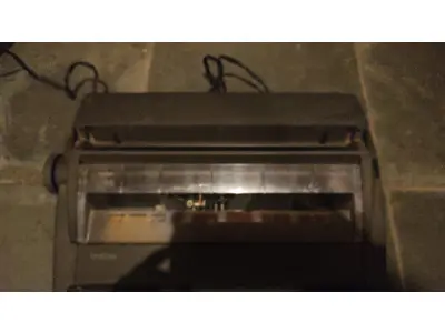 LOTE 554 - MÁQUINA DE ESCREVER ANTIGA FUNCIONANDO PERFEITAMENTE (NO ESTADO)