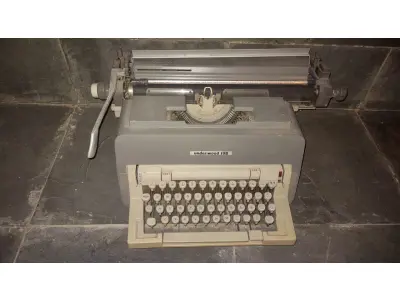 LOTE 566 - MÁQUINA DE ESCREVER ANTIGA FUNCIONANDO PERFEITAMENTE (NO ESTADO)
