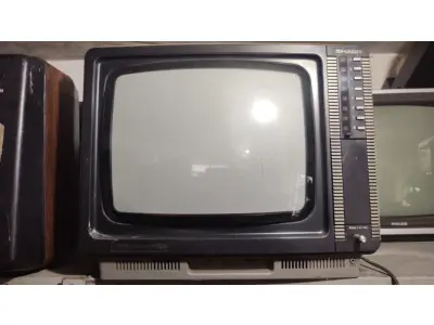 LOTE 471 - ANTIGA TV SHARP FUNCIONANDO PERFEITAMENTE ATE O MOMENTO LARGURA 43 CM,ALTURA 35CM (NO ESTADO)