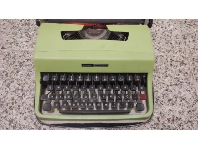 LOTE 559 - MÁQUINA DE ESCREVER ANTIGA FUNCIONANDO PERFEITAMENTE (NO ESTADO)
