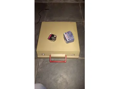 LOTE 551 - MÁQUINA DE ESCREVER ANTIGA FUNCIONANDO PERFEITAMENTE (NO ESTADO)