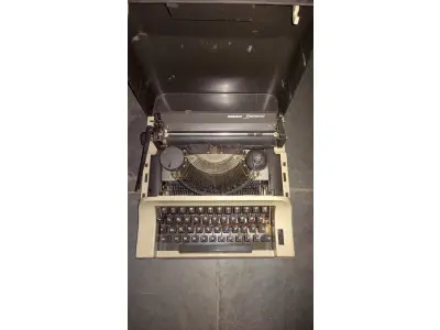 LOTE 548 - MÁQUINA DE ESCREVER ANTIGA FUNCIONANDO PERFEITAMENTE (NO ESTADO)