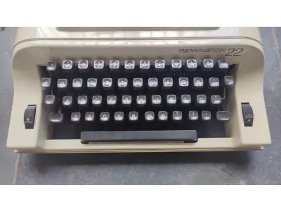 LOTE 537 - MÁQUINA DE ESCREVER ANTIGA (NO ESTADO)