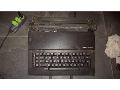LOTE 547 - MÁQUINA DE ESCREVER ANTIGA FUNCIONANDO PERFEITAMENTE (NO ESTADO)
