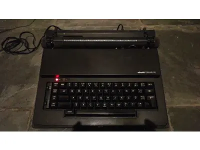 LOTE 552 - MÁQUINA DE ESCREVER ANTIGA FUNCIONANDO PERFEITAMENTE (NO ESTADO)
