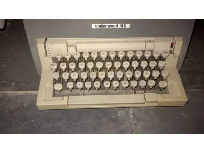LOTE 566 - MÁQUINA DE ESCREVER ANTIGA FUNCIONANDO PERFEITAMENTE (NO ESTADO)