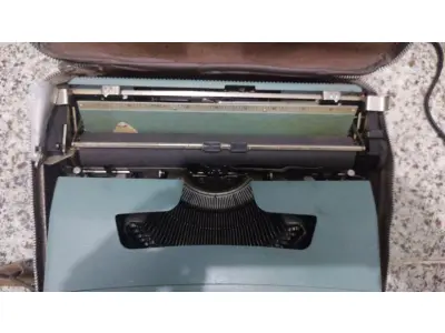 LOTE 563 - MÁQUINA DE ESCREVER ANTIGA FUNCIONANDO PERFEITAMENTE (NO ESTADO)