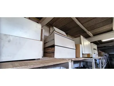 LOTE 218 - 01 LOTE COM ARMÁRIO EM MADEIRAS E GAVETAS (NO ESTADO)