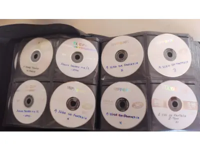 LOTE 647 - COLEÇÃO COM  MIL DVDS COM SÉRIES ANTIGAS, DESENHOS, ANOS ,80 EM DUAS MALETAS EM CORO MAIS BOXS DE DVDS (NO ESTADO)