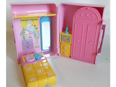 LOTE 661 - LOTE COM BRIQUEDOS DA QUARTO POLLY FASHION E AVIÃO DA POLLY POCKET MATTEL (NO ESTADO)
