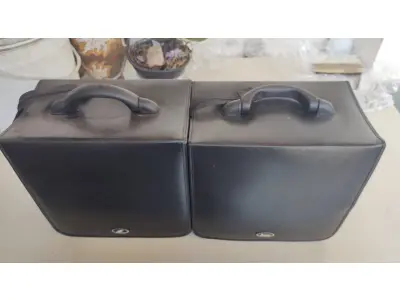 LOTE 647 - COLEÇÃO COM  MIL DVDS COM SÉRIES ANTIGAS, DESENHOS, ANOS ,80 EM DUAS MALETAS EM CORO MAIS BOXS DE DVDS (NO ESTADO)