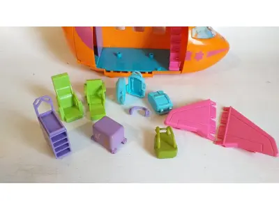 LOTE 661 - LOTE COM BRIQUEDOS DA QUARTO POLLY FASHION E AVIÃO DA POLLY POCKET MATTEL (NO ESTADO)