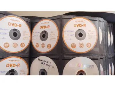 LOTE 647 - COLEÇÃO COM  MIL DVDS COM SÉRIES ANTIGAS, DESENHOS, ANOS ,80 EM DUAS MALETAS EM CORO MAIS BOXS DE DVDS (NO ESTADO)