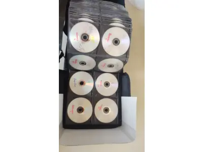 LOTE 647 - COLEÇÃO COM  MIL DVDS COM SÉRIES ANTIGAS, DESENHOS, ANOS ,80 EM DUAS MALETAS EM CORO MAIS BOXS DE DVDS (NO ESTADO)