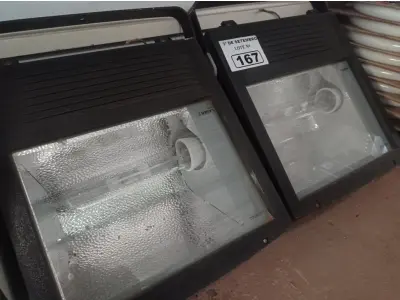LOTE 167 - 02 LUMINÁRIAS DE PÁTIO. (NO ESTADO) ATENÇÃO! FAZER A VISITAÇÃO ANTES DE ARREMATAR, NÃO SABEMOS SE FUNCIONA. LEILÃO NÃO TEM GARANTIA E NEM DEVOLUÇÃO, SUJEITO A POSSÍVEIS AVARIAS VISÍVEIS/OCULTAS E/OU AUSÊNCIA DE COMPONENTES.