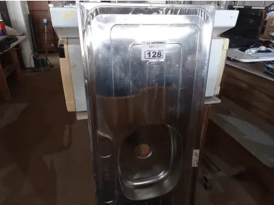 LOTE 128 - 01 PIA EM AÇO INOX CIMENTADO MEDINDO 1,40M X 0,53CM. (NO ESTADO) ATENÇÃO! FAZER A VISITAÇÃO ANTES DE ARREMATAR, NÃO SABEMOS SE FUNCIONA. LEILÃO NÃO TEM GARANTIA E NEM DEVOLUÇÃO, SUJEITO A POSSÍVEIS AVARIAS VISÍVEIS/OCULTAS E/OU AUSÊNCIA DE COMPONENTES.
