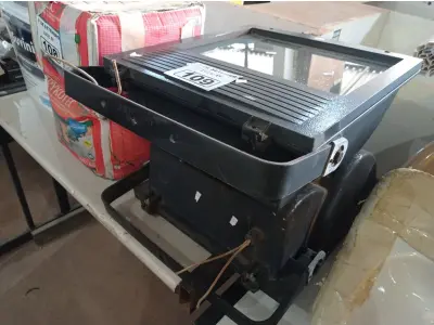 LOTE 109 - 02 LUMINÁRIAS DE PÁTIO. (NO ESTADO) ATENÇÃO! FAZER A VISITAÇÃO ANTES DE ARREMATAR, NÃO SABEMOS SE FUNCIONA. LEILÃO NÃO TEM GARANTIA E NEM DEVOLUÇÃO, SUJEITO A POSSÍVEIS AVARIAS VISÍVEIS/OCULTAS E/OU AUSÊNCIA DE COMPONENTES.