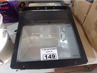 LOTE 149 - 02 LUMINÁRIAS DE PÁTIO. (NO ESTADO) ATENÇÃO! FAZER A VISITAÇÃO ANTES DE ARREMATAR, NÃO SABEMOS SE FUNCIONA. LEILÃO NÃO TEM GARANTIA E NEM DEVOLUÇÃO, SUJEITO A POSSÍVEIS AVARIAS VISÍVEIS/OCULTAS E/OU AUSÊNCIA DE COMPONENTES.