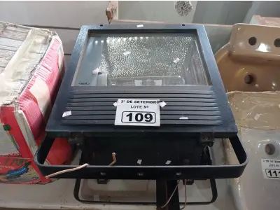 LOTE 109 - 02 LUMINÁRIAS DE PÁTIO. (NO ESTADO) ATENÇÃO! FAZER A VISITAÇÃO ANTES DE ARREMATAR, NÃO SABEMOS SE FUNCIONA. LEILÃO NÃO TEM GARANTIA E NEM DEVOLUÇÃO, SUJEITO A POSSÍVEIS AVARIAS VISÍVEIS/OCULTAS E/OU AUSÊNCIA DE COMPONENTES.