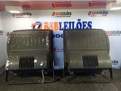 LOTE 014 - 02 LUMINÁRIAS DE PÁTIO. (NO ESTADO) ATENÇÃO! FAZER A VISITAÇÃO ANTES DE ARREMATAR, NÃO SABEMOS SE FUNCIONA. LEILÃO NÃO TEM GARANTIA E NEM DEVOLUÇÃO, SUJEITO A POSSÍVEIS AVARIAS VISÍVEIS/OCULTAS E/OU AUSÊNCIA DE COMPONENTES.