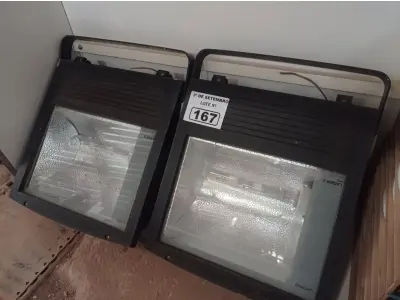 LOTE 167 - 02 LUMINÁRIAS DE PÁTIO. (NO ESTADO) ATENÇÃO! FAZER A VISITAÇÃO ANTES DE ARREMATAR, NÃO SABEMOS SE FUNCIONA. LEILÃO NÃO TEM GARANTIA E NEM DEVOLUÇÃO, SUJEITO A POSSÍVEIS AVARIAS VISÍVEIS/OCULTAS E/OU AUSÊNCIA DE COMPONENTES.