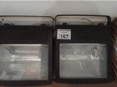 LOTE 167 - 02 LUMINÁRIAS DE PÁTIO. (NO ESTADO) ATENÇÃO! FAZER A VISITAÇÃO ANTES DE ARREMATAR, NÃO SABEMOS SE FUNCIONA. LEILÃO NÃO TEM GARANTIA E NEM DEVOLUÇÃO, SUJEITO A POSSÍVEIS AVARIAS VISÍVEIS/OCULTAS E/OU AUSÊNCIA DE COMPONENTES.