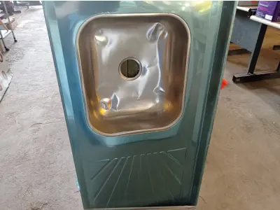 LOTE 313 - 01 PIA EM AÇO INOX CIMENTADA MEDINDO 1,50M X 0,53CM. (NO ESTADO) ATENÇÃO! FAZER A VISITAÇÃO ANTES DE ARREMATAR, NÃO SABEMOS SE FUNCIONA. LEILÃO NÃO TEM GARANTIA E NEM DEVOLUÇÃO, SUJEITO A POSSÍVEIS AVARIAS VISÍVEIS/OCULTAS E/OU AUSÊNCIA DE COMPONENTES.
