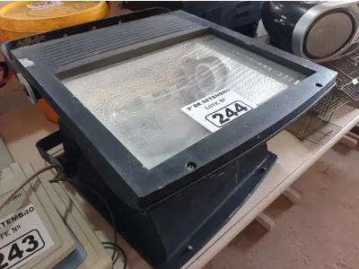 LOTE 244 - 02 LUMINÁRIAS DE PÁTIO. (NO ESTADO) ATENÇÃO! FAZER A VISITAÇÃO ANTES DE ARREMATAR, NÃO SABEMOS SE FUNCIONA. LEILÃO NÃO TEM GARANTIA E NEM DEVOLUÇÃO, SUJEITO A POSSÍVEIS AVARIAS VISÍVEIS/OCULTAS E/OU AUSÊNCIA DE COMPONENTES.