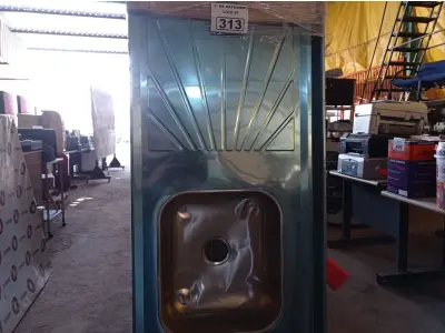 LOTE 313 - 01 PIA EM AÇO INOX CIMENTADA MEDINDO 1,50M X 0,53CM. (NO ESTADO) ATENÇÃO! FAZER A VISITAÇÃO ANTES DE ARREMATAR, NÃO SABEMOS SE FUNCIONA. LEILÃO NÃO TEM GARANTIA E NEM DEVOLUÇÃO, SUJEITO A POSSÍVEIS AVARIAS VISÍVEIS/OCULTAS E/OU AUSÊNCIA DE COMPONENTES.