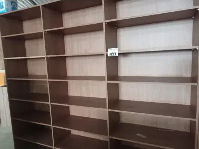 LOTE 521 - 01 ESTANTE EM MADEIRA COM DIVISÓRIAS. (NO ESTADO) ATENÇÃO! FAZER A VISITAÇÃO ANTES DE ARREMATAR, NÃO SABEMOS SE FUNCIONA. LEILÃO NÃO TEM GARANTIA E NEM DEVOLUÇÃO, SUJEITO A POSSÍVEIS AVARIAS VISÍVEIS/OCULTAS E/OU AUSÊNCIA DE COMPONENTES.