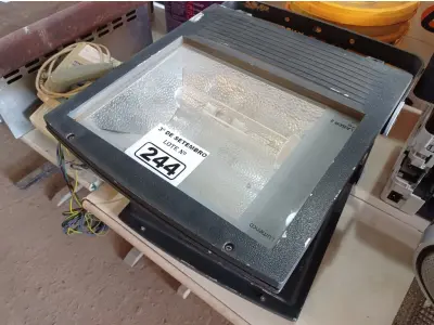 LOTE 244 - 02 LUMINÁRIAS DE PÁTIO. (NO ESTADO) ATENÇÃO! FAZER A VISITAÇÃO ANTES DE ARREMATAR, NÃO SABEMOS SE FUNCIONA. LEILÃO NÃO TEM GARANTIA E NEM DEVOLUÇÃO, SUJEITO A POSSÍVEIS AVARIAS VISÍVEIS/OCULTAS E/OU AUSÊNCIA DE COMPONENTES.