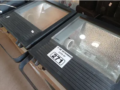 LOTE 271 - 02 LUMINÁRIAS DE PÁTIO. (NO ESTADO) ATENÇÃO! FAZER A VISITAÇÃO ANTES DE ARREMATAR, NÃO SABEMOS SE FUNCIONA. LEILÃO NÃO TEM GARANTIA E NEM DEVOLUÇÃO, SUJEITO A POSSÍVEIS AVARIAS VISÍVEIS/OCULTAS E/OU AUSÊNCIA DE COMPONENTES.