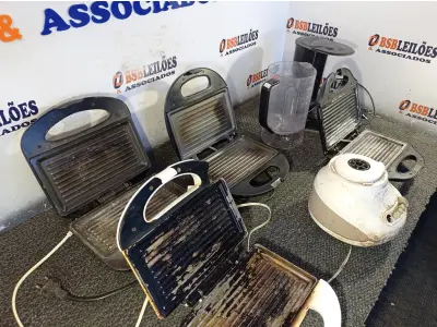 LOTE 319 - 04 SANDUICHEIRAS, 01 CAFETEIRA, 01 BASE E 01 COPO DE LIQUIDIFICADOR. (NO ESTADO) ATENÇÃO! FAZER A VISITAÇÃO ANTES DE ARREMATAR, NÃO SABEMOS SE FUNCIONA. LEILÃO NÃO TEM GARANTIA E NEM DEVOLUÇÃO, SUJEITO A POSSÍVEIS AVARIAS VISÍVEIS/OCULTAS E/OU AUSÊNCIA DE COMPONENTES.