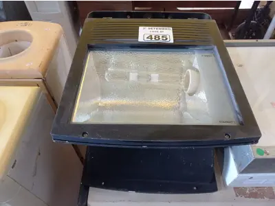LOTE 485 - 02 LUMINÁRIAS DE PÁTIO. (NO ESTADO) ATENÇÃO! FAZER A VISITAÇÃO ANTES DE ARREMATAR, NÃO SABEMOS SE FUNCIONA. LEILÃO NÃO TEM GARANTIA E NEM DEVOLUÇÃO, SUJEITO A POSSÍVEIS AVARIAS VISÍVEIS/OCULTAS E/OU AUSÊNCIA DE COMPONENTES.