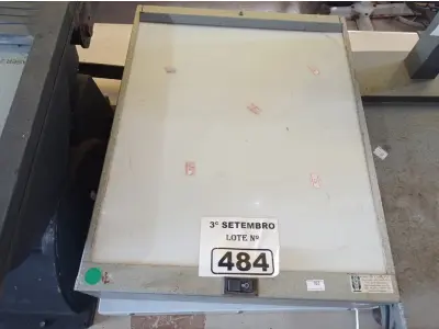 LOTE 484 - 02 NEGATOSCOPIOS. (NO ESTADO) ATENÇÃO! FAZER A VISITAÇÃO ANTES DE ARREMATAR, NÃO SABEMOS SE FUNCIONA. LEILÃO NÃO TEM GARANTIA E NEM DEVOLUÇÃO, SUJEITO A POSSÍVEIS AVARIAS VISÍVEIS/OCULTAS E/OU AUSÊNCIA DE COMPONENTES.