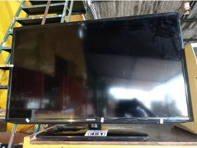 LOTE 451 - 01 TV SAMSUNG 40” POL PARA RETIRADA DE PEÇAS. (NO ESTADO) ATENÇÃO! FAZER A VISITAÇÃO ANTES DE ARREMATAR, NÃO SABEMOS SE FUNCIONA. LEILÃO NÃO TEM GARANTIA E NEM DEVOLUÇÃO, SUJEITO A POSSÍVEIS AVARIAS VISÍVEIS/OCULTAS E/OU AUSÊNCIA DE COMPONENTES.