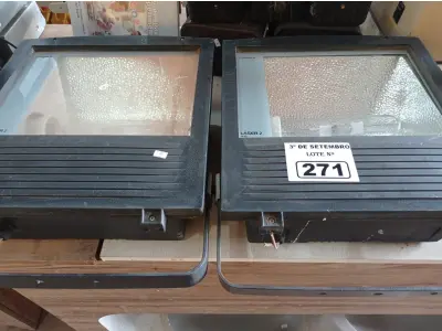 LOTE 271 - 02 LUMINÁRIAS DE PÁTIO. (NO ESTADO) ATENÇÃO! FAZER A VISITAÇÃO ANTES DE ARREMATAR, NÃO SABEMOS SE FUNCIONA. LEILÃO NÃO TEM GARANTIA E NEM DEVOLUÇÃO, SUJEITO A POSSÍVEIS AVARIAS VISÍVEIS/OCULTAS E/OU AUSÊNCIA DE COMPONENTES.