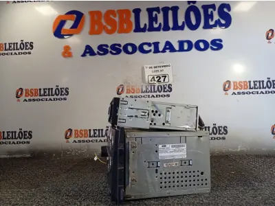 LOTE 427 - 01 CENTRAL MULTIMÍDIA E 01 APARELHO DE SOM AUTOMOTIVO. (NO ESTADO) ATENÇÃO! FAZER A VISITAÇÃO ANTES DE ARREMATAR, NÃO SABEMOS SE FUNCIONA. LEILÃO NÃO TEM GARANTIA E NEM DEVOLUÇÃO, SUJEITO A POSSÍVEIS AVARIAS VISÍVEIS/OCULTAS E/OU AUSÊNCIA DE COMPONENTES.