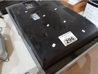 LOTE 296 - 02 TV’S MARCAS E MODELOS DIVERSOS PARA RETIRADA DE PEÇAS. (NO ESTADO) ATENÇÃO! FAZER A VISITAÇÃO ANTES DE ARREMATAR, NÃO SABEMOS SE FUNCIONA. LEILÃO NÃO TEM GARANTIA E NEM DEVOLUÇÃO, SUJEITO A POSSÍVEIS AVARIAS VISÍVEIS/OCULTAS E/OU AUSÊNCIA DE COMPONENTES.