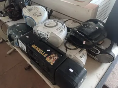 LOTE 193 - 10 APARELHOS DE SOM MARCAS E MODELOS DIVERSOS COM AVARIAS. (NO ESTADO) ATENÇÃO! FAZER A VISITAÇÃO ANTES DE ARREMATAR, NÃO SABEMOS SE FUNCIONA. LEILÃO NÃO TEM GARANTIA E NEM DEVOLUÇÃO, SUJEITO A POSSÍVEIS AVARIAS VISÍVEIS/OCULTAS E/OU AUSÊNCIA DE COMPONENTES.