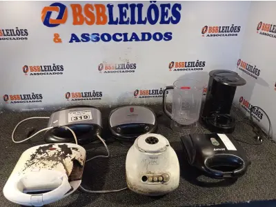 LOTE 319 - 04 SANDUICHEIRAS, 01 CAFETEIRA, 01 BASE E 01 COPO DE LIQUIDIFICADOR. (NO ESTADO) ATENÇÃO! FAZER A VISITAÇÃO ANTES DE ARREMATAR, NÃO SABEMOS SE FUNCIONA. LEILÃO NÃO TEM GARANTIA E NEM DEVOLUÇÃO, SUJEITO A POSSÍVEIS AVARIAS VISÍVEIS/OCULTAS E/OU AUSÊNCIA DE COMPONENTES.
