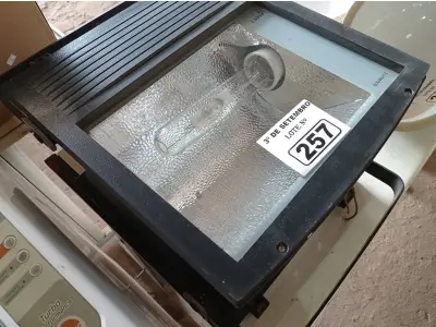 LOTE 257 - 02 LUMINÁRIAS DE PÁTIO. (NO ESTADO) ATENÇÃO! FAZER A VISITAÇÃO ANTES DE ARREMATAR, NÃO SABEMOS SE FUNCIONA. LEILÃO NÃO TEM GARANTIA E NEM DEVOLUÇÃO, SUJEITO A POSSÍVEIS AVARIAS VISÍVEIS/OCULTAS E/OU AUSÊNCIA DE COMPONENTES.