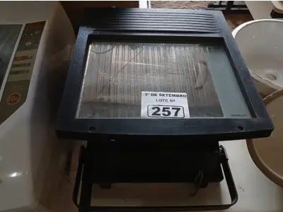 LOTE 257 - 02 LUMINÁRIAS DE PÁTIO. (NO ESTADO) ATENÇÃO! FAZER A VISITAÇÃO ANTES DE ARREMATAR, NÃO SABEMOS SE FUNCIONA. LEILÃO NÃO TEM GARANTIA E NEM DEVOLUÇÃO, SUJEITO A POSSÍVEIS AVARIAS VISÍVEIS/OCULTAS E/OU AUSÊNCIA DE COMPONENTES.