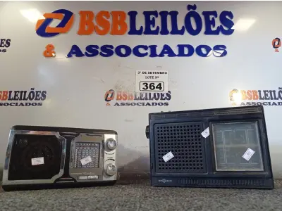 LOTE 364 - 02 RÁDIOS DE ONDAS CURTAS. (NO ESTADO) ATENÇÃO! FAZER A VISITAÇÃO ANTES DE ARREMATAR, NÃO SABEMOS SE FUNCIONA. LEILÃO NÃO TEM GARANTIA E NEM DEVOLUÇÃO, SUJEITO A POSSÍVEIS AVARIAS VISÍVEIS/OCULTAS E/OU AUSÊNCIA DE COMPONENTES.