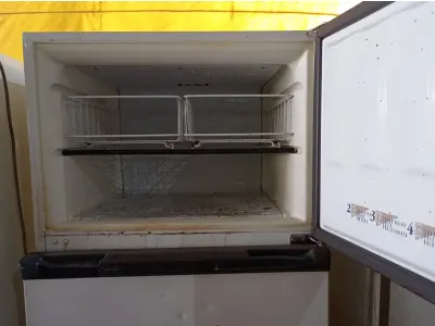 LOTE 302 - 01 GELADEIRA MARCA CÔNSUL 220V. (NO ESTADO) ATENÇÃO! FAZER A VISITAÇÃO ANTES DE ARREMATAR, NÃO SABEMOS SE FUNCIONA. LEILÃO NÃO TEM GARANTIA E NEM DEVOLUÇÃO, SUJEITO A POSSÍVEIS AVARIAS VISÍVEIS/OCULTAS E/OU AUSÊNCIA DE COMPONENTES.