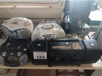 LOTE 193 - 10 APARELHOS DE SOM MARCAS E MODELOS DIVERSOS COM AVARIAS. (NO ESTADO) ATENÇÃO! FAZER A VISITAÇÃO ANTES DE ARREMATAR, NÃO SABEMOS SE FUNCIONA. LEILÃO NÃO TEM GARANTIA E NEM DEVOLUÇÃO, SUJEITO A POSSÍVEIS AVARIAS VISÍVEIS/OCULTAS E/OU AUSÊNCIA DE COMPONENTES.