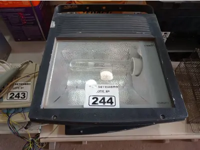 LOTE 244 - 02 LUMINÁRIAS DE PÁTIO. (NO ESTADO) ATENÇÃO! FAZER A VISITAÇÃO ANTES DE ARREMATAR, NÃO SABEMOS SE FUNCIONA. LEILÃO NÃO TEM GARANTIA E NEM DEVOLUÇÃO, SUJEITO A POSSÍVEIS AVARIAS VISÍVEIS/OCULTAS E/OU AUSÊNCIA DE COMPONENTES.