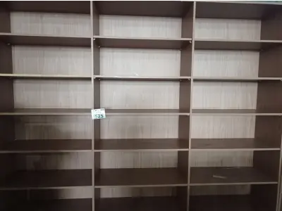 LOTE 525 - 01 ESTANTE EM MADEIRA COM DIVISÓRIAS. (NO ESTADO) ATENÇÃO! FAZER A VISITAÇÃO ANTES DE ARREMATAR, NÃO SABEMOS SE FUNCIONA. LEILÃO NÃO TEM GARANTIA E NEM DEVOLUÇÃO, SUJEITO A POSSÍVEIS AVARIAS VISÍVEIS/OCULTAS E/OU AUSÊNCIA DE COMPONENTES.