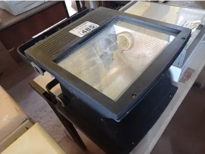 LOTE 485 - 02 LUMINÁRIAS DE PÁTIO. (NO ESTADO) ATENÇÃO! FAZER A VISITAÇÃO ANTES DE ARREMATAR, NÃO SABEMOS SE FUNCIONA. LEILÃO NÃO TEM GARANTIA E NEM DEVOLUÇÃO, SUJEITO A POSSÍVEIS AVARIAS VISÍVEIS/OCULTAS E/OU AUSÊNCIA DE COMPONENTES.