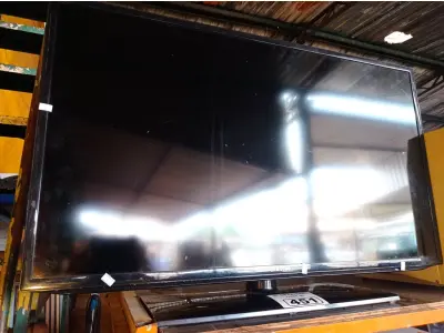 LOTE 451 - 01 TV SAMSUNG 40” POL PARA RETIRADA DE PEÇAS. (NO ESTADO) ATENÇÃO! FAZER A VISITAÇÃO ANTES DE ARREMATAR, NÃO SABEMOS SE FUNCIONA. LEILÃO NÃO TEM GARANTIA E NEM DEVOLUÇÃO, SUJEITO A POSSÍVEIS AVARIAS VISÍVEIS/OCULTAS E/OU AUSÊNCIA DE COMPONENTES.